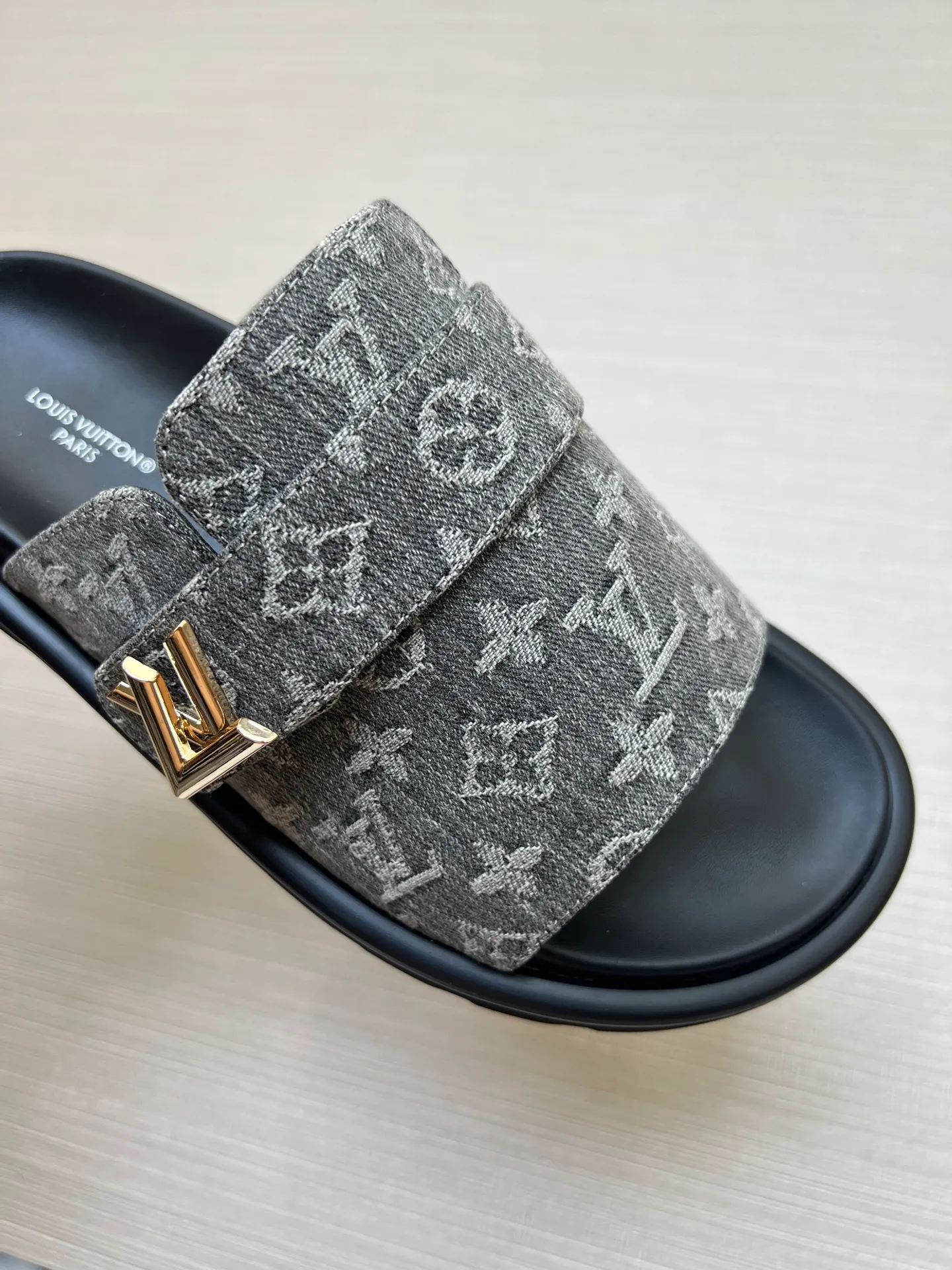 Factory price: 360💰【LOUIS VUITTON】Louis Vuitton, LV printing, men's and women's slippers are on the market, drawer box packaging with cloth bag, card, the upper pattern looks very soft and waxy, super versatile leg slimming artifact. Fabric: imported denim/canvas/old fabric, LV hardware LOGO, official website pattern printing, comfortable to wear, foot pads: high elastic men's shoes💰U water table. Sole: foam sole, heel height: about 5cm. Code number: 35-46, 35, 45, 46 are custom-made and non-returnable. Color: multiple colors and styles available.